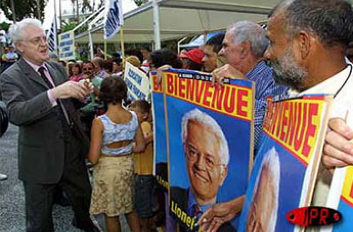 Le Premier ministre Lionel Jospin était en visite officielle à La Réunion du jeudi 25 janvier au samedi 27 janvier 2001