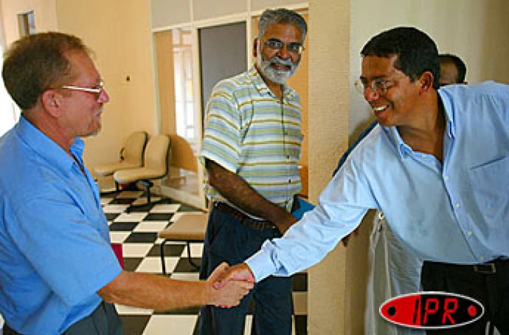 Lundi 23 février 2003
Les représentants des listes &quot;Alliance&quot; conduite par le comuniste Paul Vergès, et socialiste conduite par Michel Vergoz avant le dépôt des candidatures