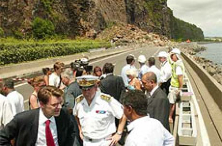 Samedi 25 mars 2006 -
François Baroin, ministre de l'Outremer, a estimé qu'il &quot;réfléchir très vite
à des dispositifs adaptés pour sécuriser la route&quot;