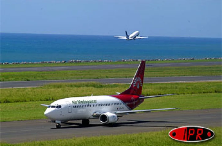 Mercredi 24 mars 2004 - 
Ce Boeing 337 -300 affiche les nouvelles couleurs d'Air Madagascar