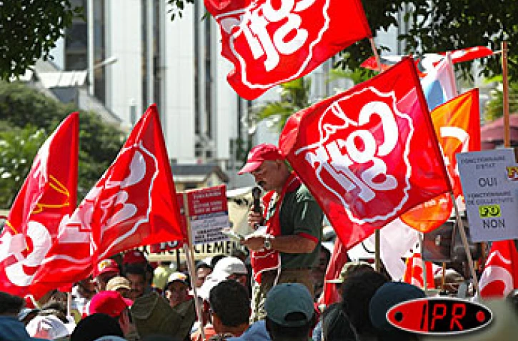 Environ 15 000 personnes ont manifesté à Saint-Denis à l'occasion de la fête du 1er mai 2003. C'est la première fois que la célébration d'un 1er mai rassemble autant de monde à La Réunion