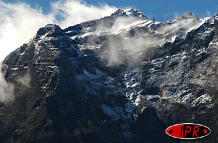 Samedi 2 août 2003
Le Piton des Neiges sous un tapis de neige vu du Maïdo 
Photo Nicolas Villeneuve