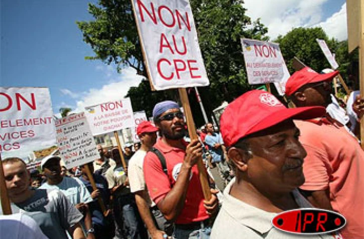 Jeudi 16 mars 2006 -

À l'appel des  syndicats 2 000 personnes (800 selon la police) ont manifesté à Saint-Denis contre la mise en place du CPE