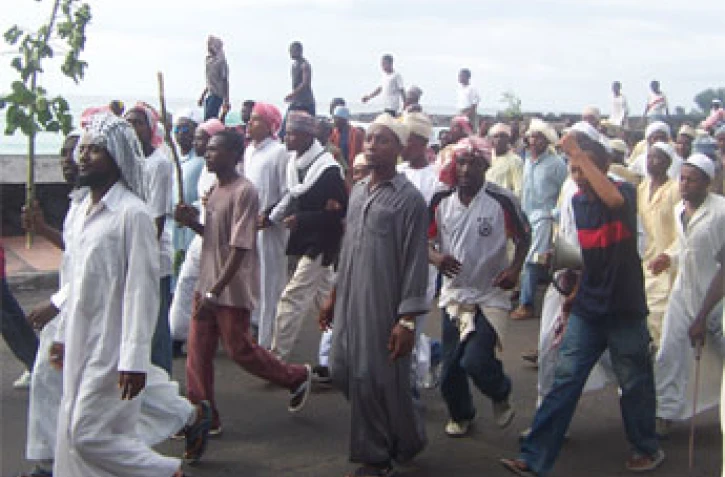 Dimanche 5 février 2006 -
400 personnes ont manifesté à Moroni (Comores) contre la publication en Europe de caricatures représentant le prophète Mohammad (Photo HZK-Presse)