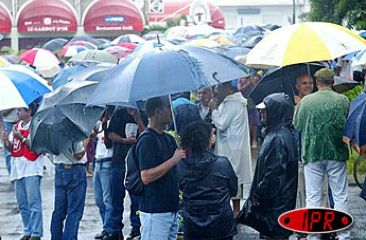 Dimanche 25 mai 2003 -
Queqlues centianes de personnes se sont rassemblées devant la préfecture à Saint-Denis pour protester contre la politique gouvernementale