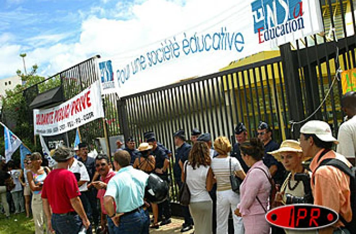Des centaines de personnes ont manifesté devant le rectoral à Saint-Denis toute la journée du jeudi 10 avril 2003