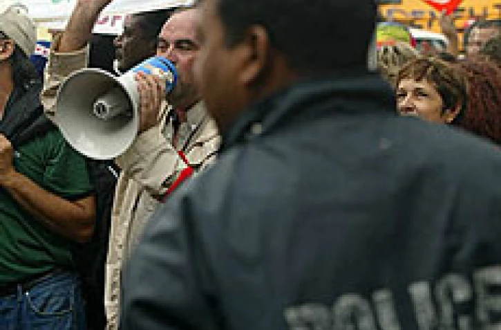 15 000 personnes selon les syndicats (4 000 selon la police) ont manifesté dans les rues de Saint-André (Est) ce mardi 6 mai 2003 pour protester contre &quot;les projet du gouvernement de démantèlement du service public d'Éducation en particulier et du service