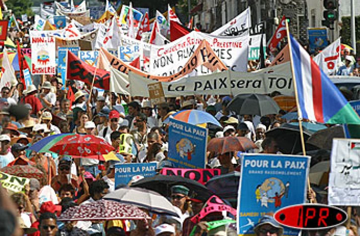 15 000 personnes ont participé dimanche matin 7 octobre 2001 à une marche pour la paix àSaint-Denis. L'action était organisée en réaction à la situation de crise engendrée par les attentats meurtriers du 11 septembre 2001 aux Etats-Unis