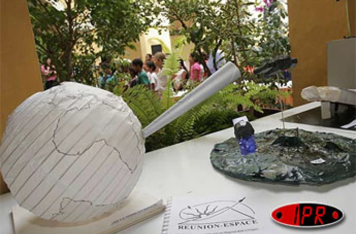 Vendredi 27 mai 2005L'école Jules Reydellet et le collège Bois-de-Nèfles ont remporté le concours de maquettes "Mémorial de l'espace"