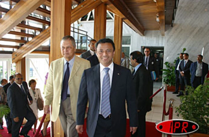 Vendredi 25 juillet 2003 - Marc Ravalomanana, président de la République de Madagascar et Paul Vergès, président du conseil régional