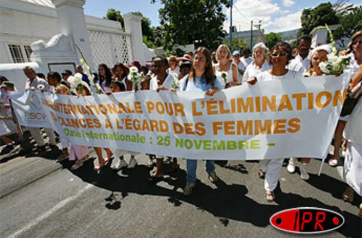 Dimanche 27 novembre 2005

300 personnes ont participé à la Marche Blanches contre les violences faites aux femmes