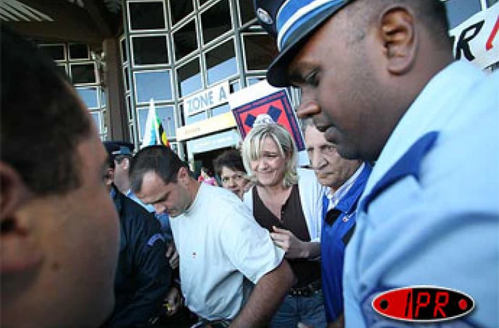 Vendredi 7 juillet 2006 - 

Accueil musclé  à l'aéroport Roland Garros pour Marine le Pen, vice-présidente du Front national