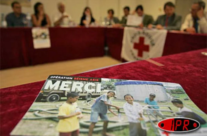 Mercredi 20 avril 2005 -Jean François Mattei, président de la croix Rouge française en visite à la Réunion.