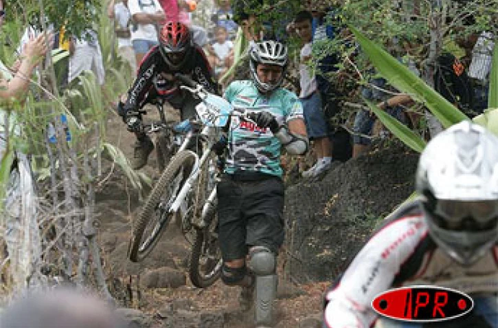 Dimanche 20 novembre 2005 -

Julien Absalon, champion olympique en titre, a été le grand perdant de la 11ème édition de la Mégavalanche. Une chute lui a fait perdre de précieuses secondes