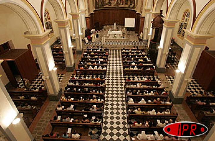 Samedi 2 avril 2005 -

300 personnes ont assisté à la messe pour Jean-Paul II à la cathédrale de Saint-Denis