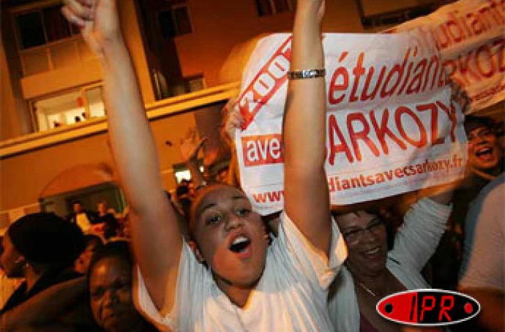 Dimanche 6 mai 2007 - Présidentielle -
À Saint-Denis, les militants UMP fêtent la victoire de Nicolas Sarkozy