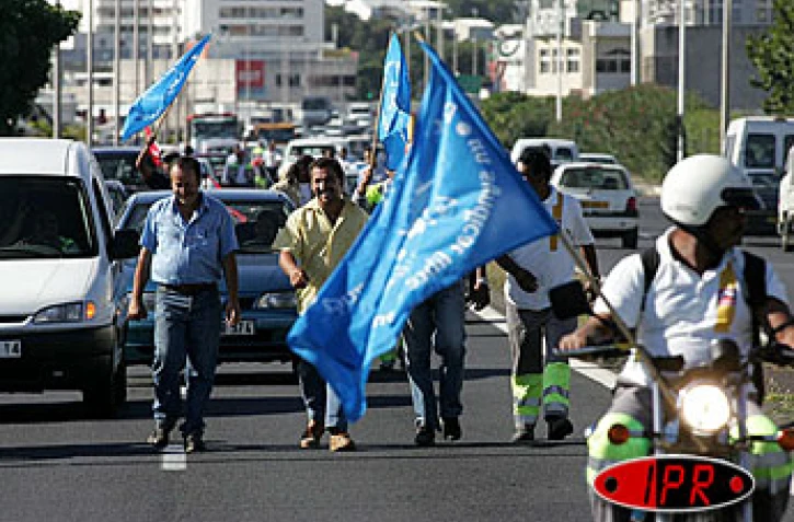 Mardi 8 juin 2004 -

Les salariés de Nicollin Réunion sont en grève depuis le mercredi 2 juin