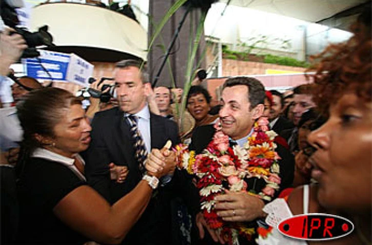 Jeudi 15 février 2007 -

Bain de foule pour Nicolas Sarkozy à son arrivée à La Réunion