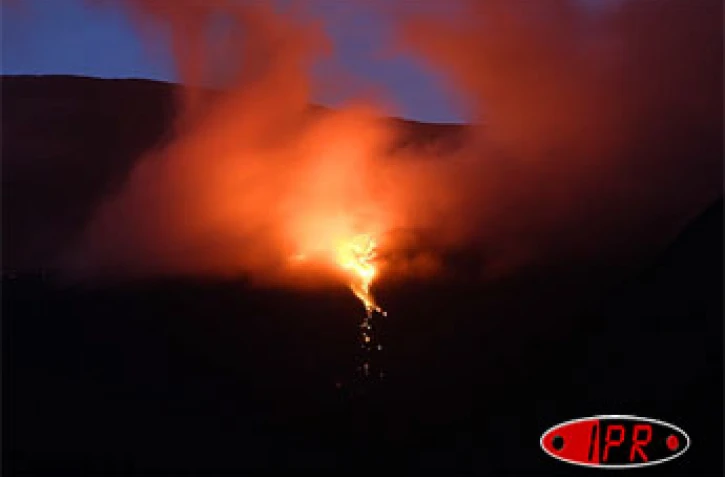 Mardi 27 décembre 2005 -
Colère nocturne pour le piton de la Fournaise