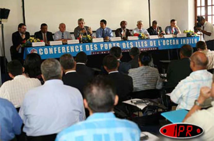 Jeudi 11 mai 2006

Lors de la conférence des ports des îles de l'océan Indien au Port