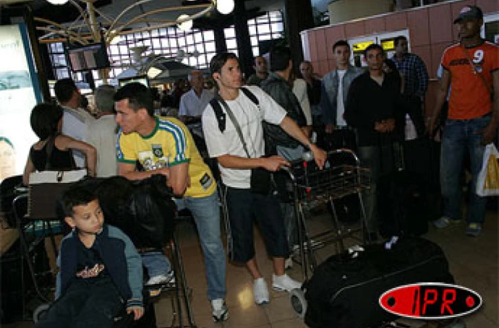 Les footballeurs de l'olympique de Marseille sont arrivés à La Réunion le mardi 25 mai 2004. Ils disputeront un match amical contre une sélection de joueurs réunionnais