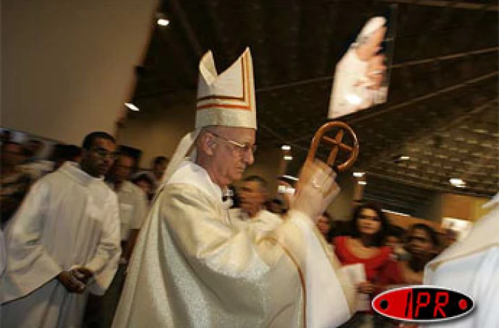 Jeudi 7 avril 2005 - 

Plusieurs milliers de personnes ont assisté en l'église du Chaudron à la messe en mémoire de Jean-Paul II