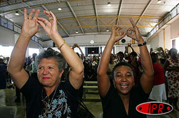 Dimanche 23 mai 2004 - Ces miliantes font le symbole de l'Allliance : deux anneaux entrelacés