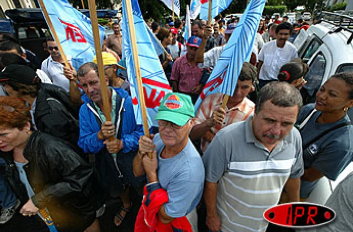 Une bonne partie des collèges et des lycées de La Réunion a été paralysée ce mardi 8 avril 2003 par un mouvement de grève. Les grévistes protestent contre les projets du gouvernement sur la réforme de la décentralisation et sur les régimes de retraites