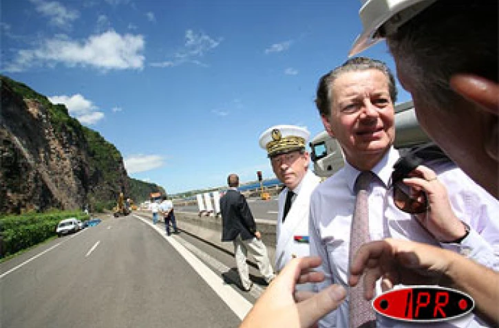 Mardi 11 avril 2006 -
Dominique Perben, ministre des Transports, de l'Équipement, du Tourisme et de la Mer, s'est rendu sur la route du littoral