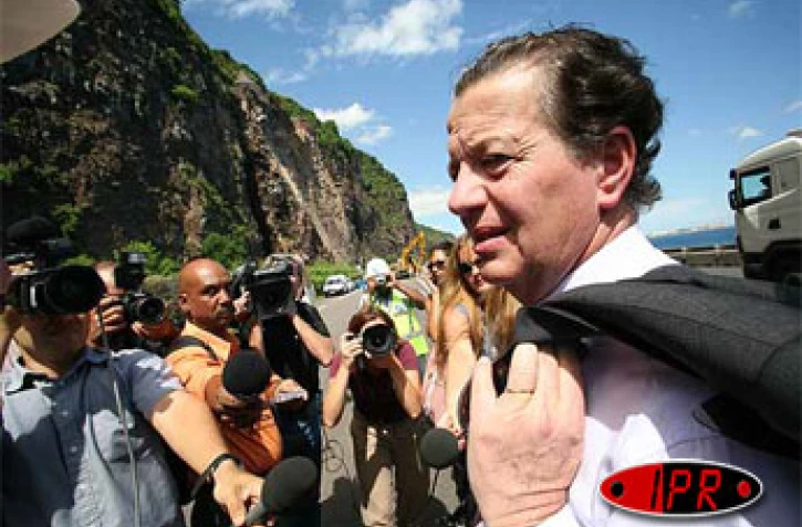 Mardi 11 avril 2006 -

Dominique Perben, ministre des Transports, de l'Équipement, du Tourisme et de la Mer, en visite à La Réunion