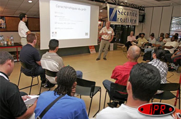 Mardi 04 octobre 2005 -
Une rencontre-débat à l'intention des jeunes sur la sécurité routière s'est déroulée à l'ADPE durant le salon auto-moto