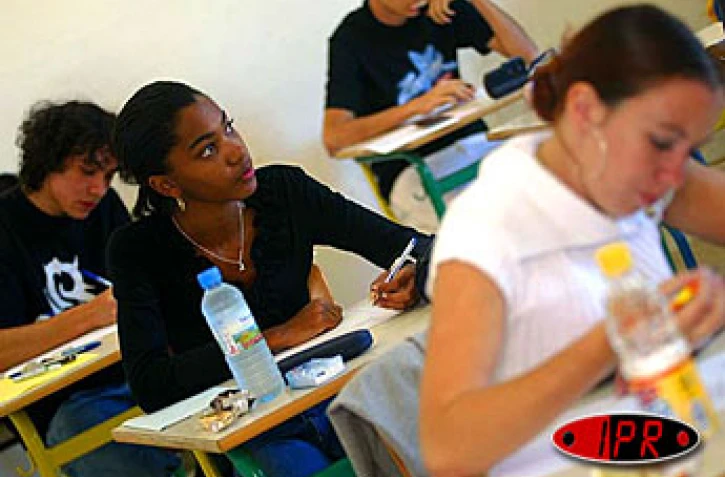 Jeudi 10 juin 2004

Le bac 2004 a débuté par la tradionnelle épreuve de philosophie