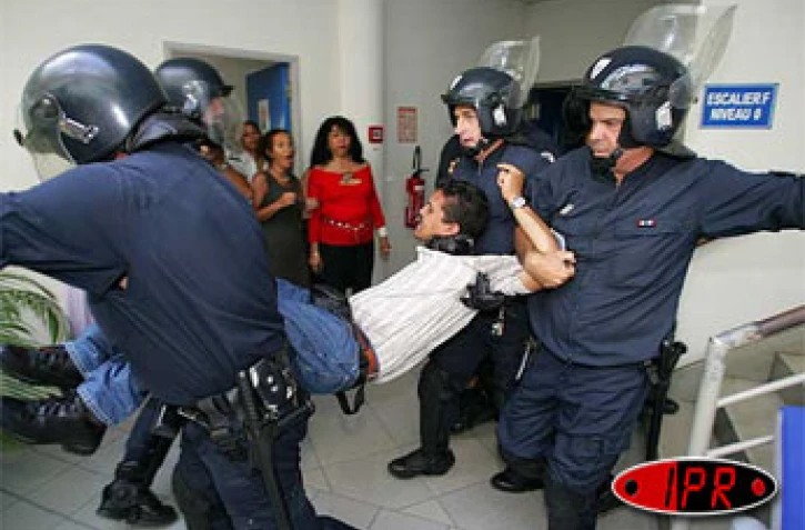 Lundi 5 décembre 2005 -

Christian Picard, dirigeant de la FSU, a été expulsé sans ménagement du rectorat