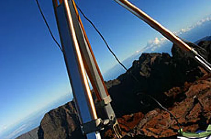 Opération de mesure du Piton des Neiges le mercredi 14 mai 2003 -
Station GPS différentiel au sommet du Piton des Neiges (Photo Nicolas Villeneuve)