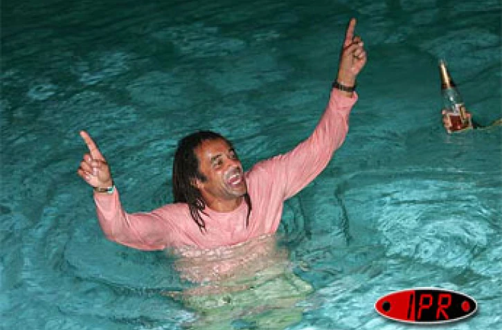 Samedi 1er juillet 2006 - 
Yannick Noah en tournée à La Réunion, laisse éclater sa joie après la victoire de La France contre le Brésil en quart de final de la coupe du monde de football