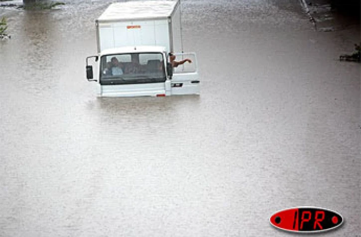Samedi 18 février 2006 - 

Le rond-point du Sacré C?ur au Port est impraticable. Ce camion est pris au piège