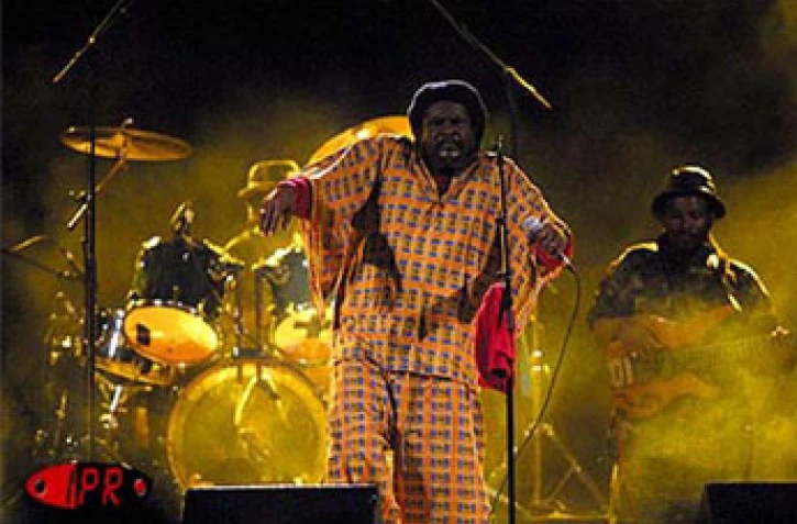 Le Jamaïcain Pablo Moses, l'un des plus grands chantres du reggae, a fait vibrer un public tout acquis à sa cause lors du concert unique qu'il a donné le samedi 9 juin 2001 à Saint-Leu (Ouest)