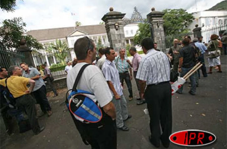 Jeudi 14 juin 2007 - 

À l'appel du SNOP (syndicat national des officiers de police), une centaine de policiers ont manifesté devant la préfecture pour réclamer une meilleure indemnisation des heures supplémentaires