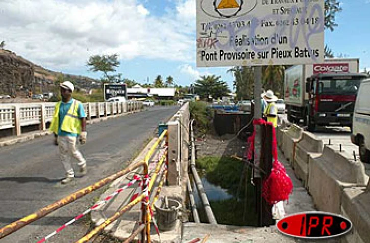 Lundi 22 novembre 2004
Un pont provisoire pour entrer ou sortir de Saint-Leu