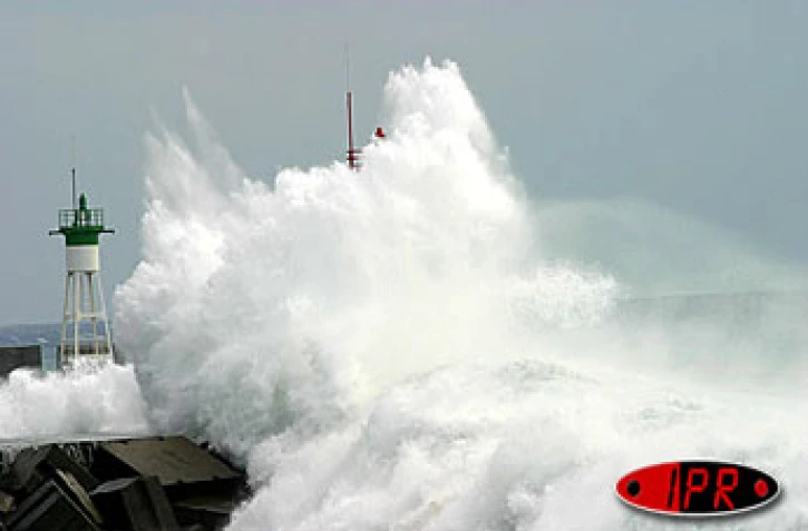 Dimanche 7 mars 2004
Dans le sillage du cyclone intense Gafilo, une houle importante déferle sur la côte Ouest , au Port notamment