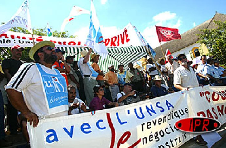 Il devrait y avoir beaucoup de monde au traditionnel défilé du 1er mai 2003. Les syndicats appellent en effet  les salariés du privé comme du public à faire front contre la politique et les projets du gouvernement