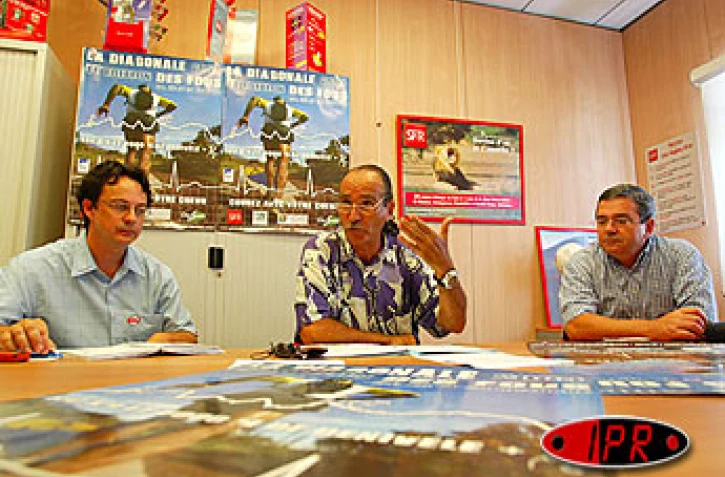 Robert Chicaud (au centre) président de l'association Grand Raid, a tenu une conférence de presse le mardi 19 août 2003