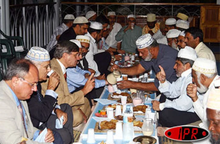 Mercredi 4 octobre 2006 -
Le préfet, Pierre-Henry Maccioni et son directeur de cabinet ont participé à la rupture du jeûne du 10ème jour de ramadan à la mosquée de Saint-Paul