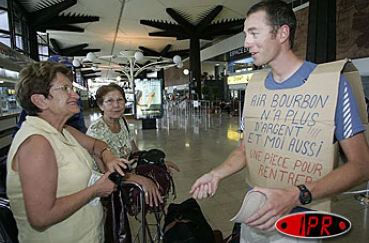 Lundi 29 novembre 2004 

Air Bourbon a déposé son bilan. Ses passagers sont toujours cloués au sol
