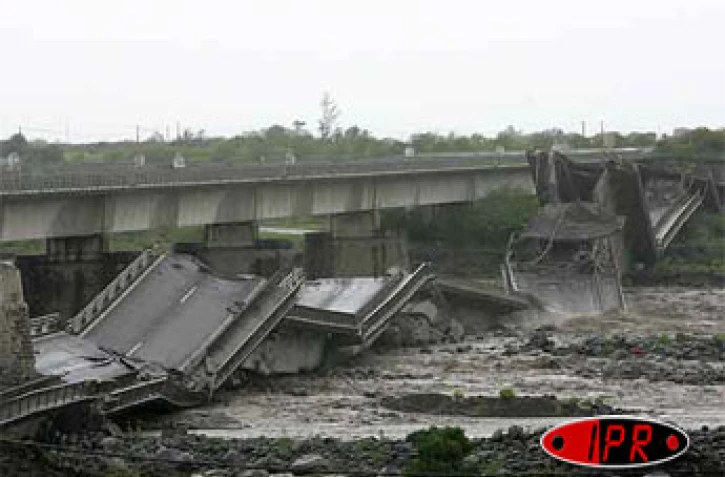 Février 2007 -
Le pont aval de la rivière Saint-Étienne s'est écroulée suite à la crue générée par le cyclone Gamède