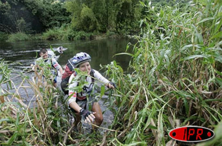 Mardi 17 mai 2005 

C'est sous la pluie que les concurrents ont bouclé le 4ème jour du Raid Réunion d'Aventures