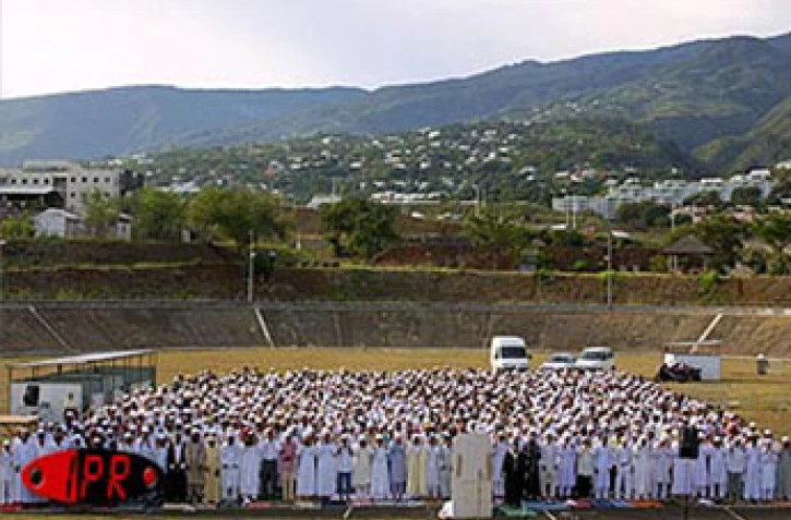 Les Réunionnais de confession musulmane fêtent ce lundi 17 décembre 2001 la fin du mois de Ramadan. La journée a commencé  par une grande prière au vélodrome de Champ Fleuri à Saint-Denis