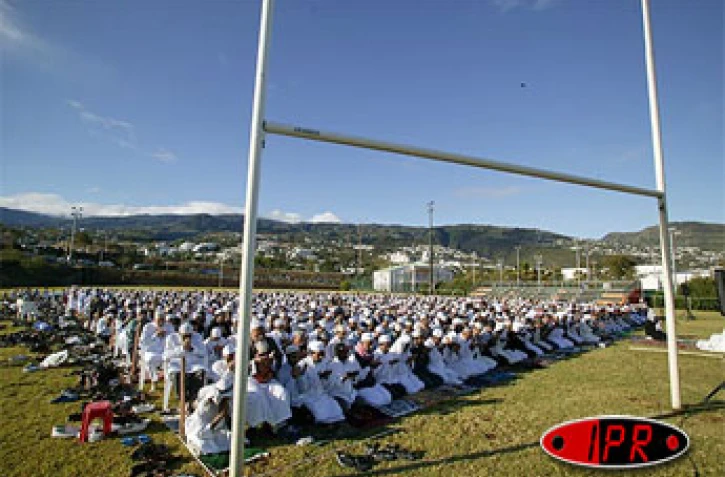 Vendredi 4 novembre 2005- 

À Saint-Denis, la traditionnelle prière de l'Aïd el fitr a réuni les musulmans sur le stade de Champ Fleuri