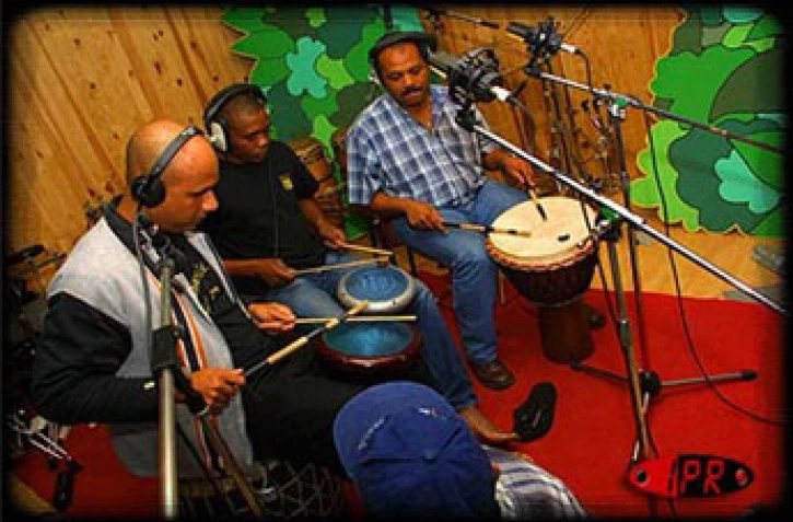 En juin 2001 lors de l'enregistrement de &quot;Ras kok&quot; l'album de Thierry Gauliris et Baster dans les locaux de Digital studio à Saint-Denis de La Réunion