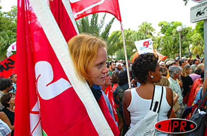 Mercredi 10 septembre 2003
À l'appel de l'intersyndicale  de l'Éducation nationale, 300 personnes se sont rassemblées devant la préfecture